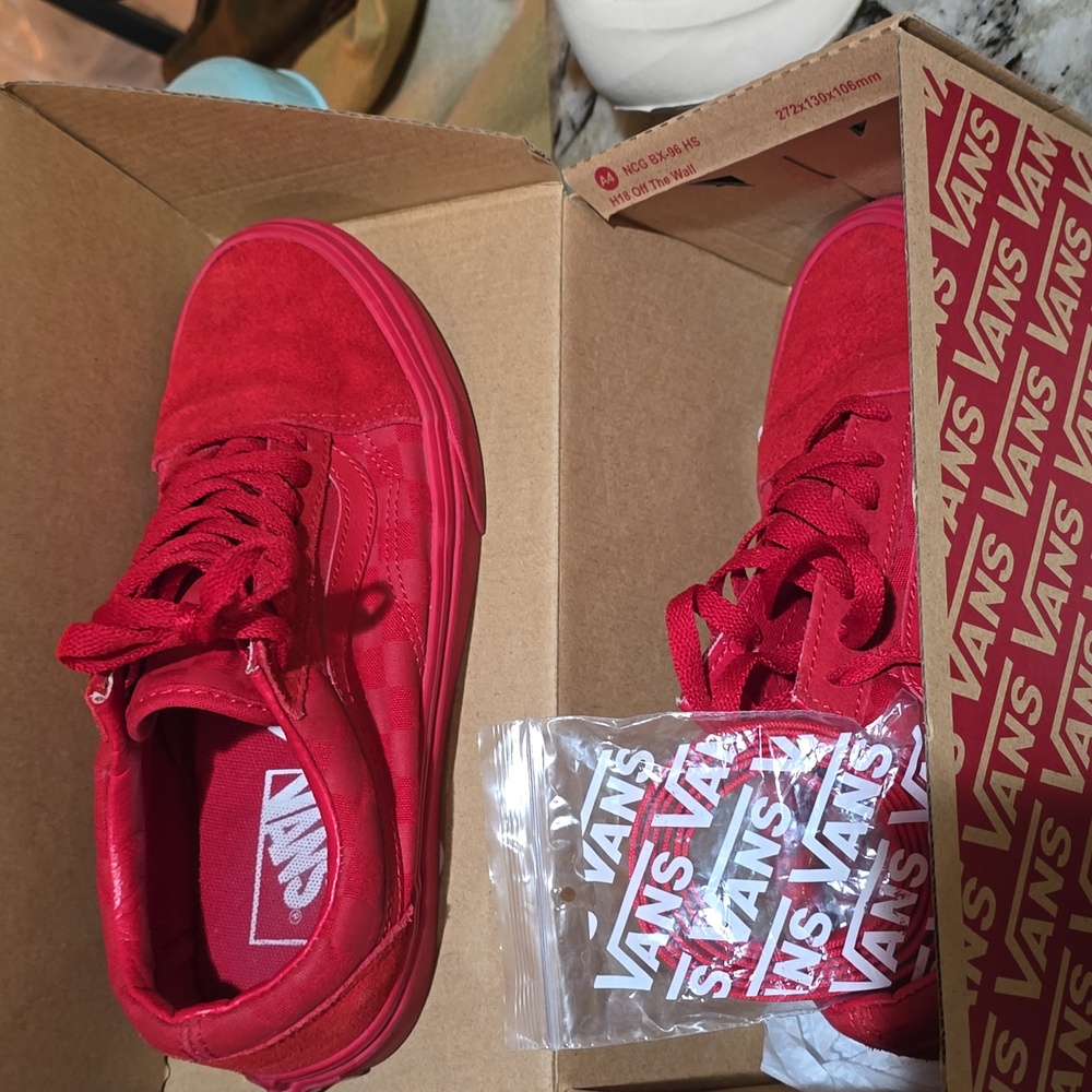 SHOES - Picture 2 of 6